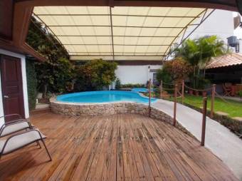 Se vende moderna casa con patio y piscina en San Rafael de Escazú 25-173