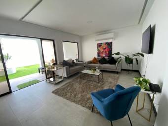 Se vende moderna casa en condominio de San Rafael Escazú 23-2789