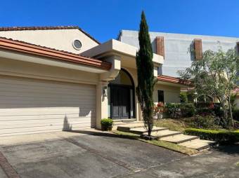 Se vende moderna casa en condominio de Pozos en Santa Ana 23-708