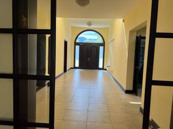 Se vende moderna casa en condominio de Pozos en Santa Ana 23-708