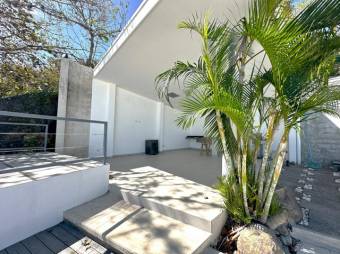 Se vende lujosa casa con piscina en Rio Oro Santa Ana 25-90