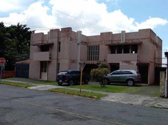 Se vende propiedad con 3 apartamentos para inversión en Zapote San José 24-955