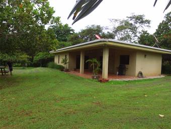 Casa de 2 habitaciones en gran terreno ubicado en Potrero