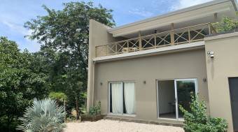 Villa de lujo con piscina y vista a la naturaleza, valle y mar.