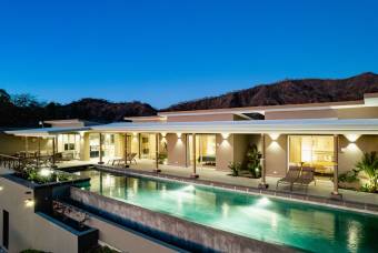 Villa de lujo con piscina y vista a la naturaleza, valle y mar.