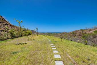 Villa de lujo con piscina y vista a la naturaleza, valle y mar.