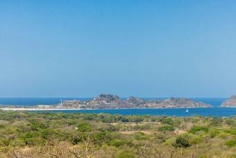 Villa de lujo con piscina y vista a la naturaleza, valle y mar.