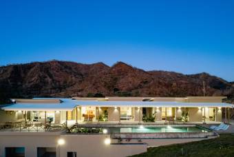 Villa de lujo con piscina y vista a la naturaleza, valle y mar.