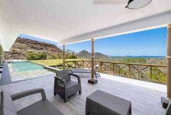 Villa de lujo con piscina y vista a la naturaleza, valle y mar.