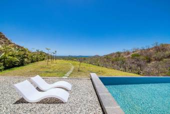 Villa de lujo con piscina y vista a la naturaleza, valle y mar.