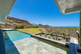 Villa de lujo con piscina y vista a la naturaleza, valle y mar.