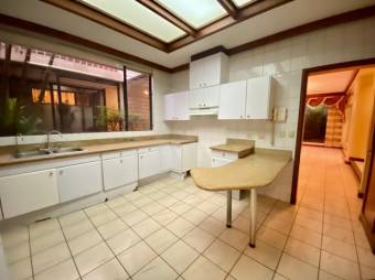 Se vende moderna casa con patio en Rohrmoser 23-2262