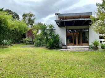 Se vende moderna casa con lote de 1,887m2 en San Rafael de Escazú 23-2271