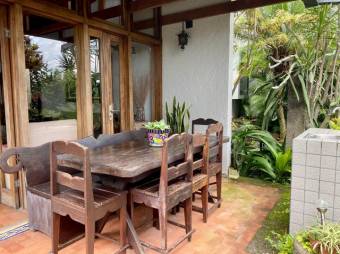 Se vende moderna casa con lote de 1,887m2 en San Rafael de Escazú 23-2271