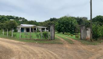 Casa en gran terreno de 3770 m2 en Potrero, Guanacaste