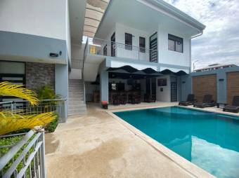 Se vende moderno hotel con piscina en Jacó de Puntarenas 25-101, $ 1,800,000, 13, Puntarenas, Garabito