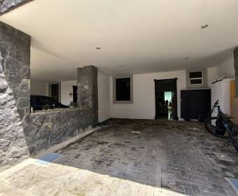 Casa a la venta en condominio La Laguna en Concepción de Tres Ríos, Cartago.