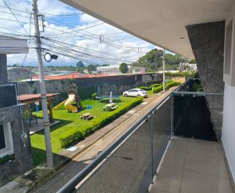 Casa a la venta en condominio La Laguna en Concepción de Tres Ríos, Cartago.