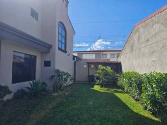 Se vende casa con amplio patio y terraza en San Joaquin Heredia A24-958