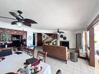 Se vende lujosa casa en playa privada de Jaco de Puntarenas 25-428