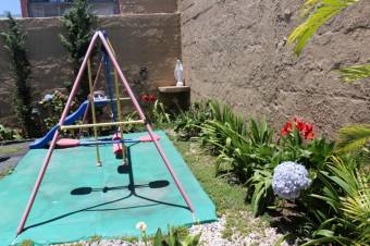 Se vende amplia casa con patio en Hospital San Jose A23-905