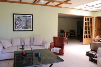 Se vende amplia casa con patio en Hospital San Jose A23-905