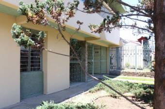 Se vende amplia casa con patio en Hospital San Jose A23-905