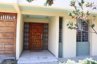 Se vende amplia casa con patio en Hospital San Jose A23-905