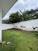 Venta de casa MODERNA independiente con AMPLIO terreno, Desamparados, Alajuela.