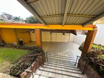 Se vende amplia propiedad con patio en Ulloa Heredia A25-183