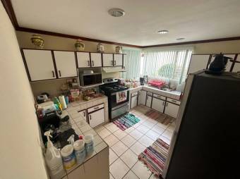 Se vende amplia propiedad con patio en Ulloa Heredia A25-183