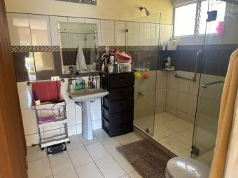 Se vende amplia propiedad con patio en Ulloa Heredia A25-183