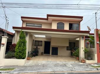 Se vende espaciosa casa con terraza en San Francisco Heredia A24-1510