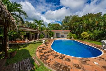 Casa con piscina y apartamento, en Villarreal, Guancaste