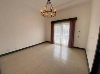 Se vende espaciosa casa con patio y terraza en Escazu San Jose A25-335