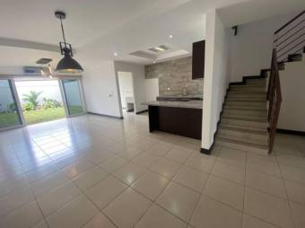 Se vende espaciosa casa con patio y terraza en Escazu San Jose A25-335