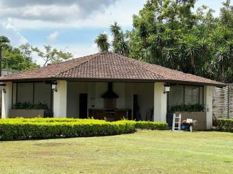 Se vende casa con mucha luz natural en San Roque Barva A24-1788