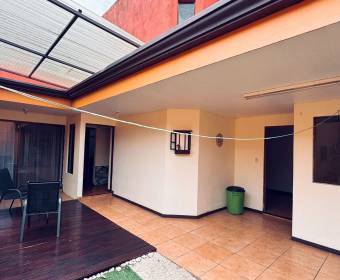 Casa a la venta en residencial Villa Adobe en San Pablo de Heredia.