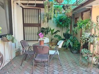 Se vende propiedad con terraza y jardin en Santa Lucia Barva A24-1354