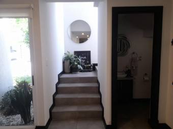 Se vende casa con patio y terraza en San Pablo Heredia A23-2663