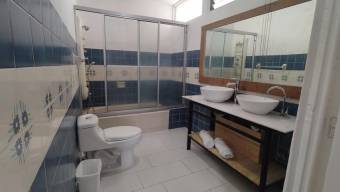 Se vende propiedad con 4 apartamentos en Merced San Jose A23-1549