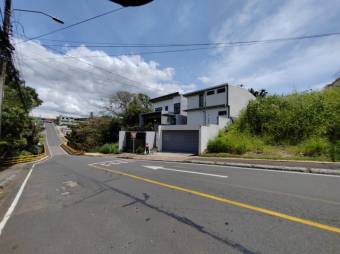 Se vende lote de 258m2 con uso de suelo mixto en San Antonio de Belén 25-567