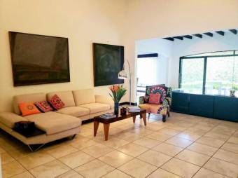 Se vende casa con patio y piscina en condominio de Pozos Santa Ana 25-167