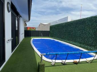 Se vende moderna casa con piscina en condominio Uruca Santa Ana 25-337