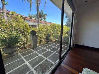 Se vende moderna casa en condominio de Pozos Santa Ana 24-1385