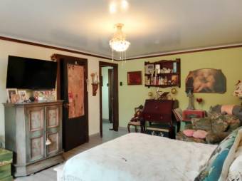 Se vende amplia casa con uso de suelo mixto en San Rafael Escazú 25-327