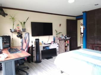 Se vende amplia casa con uso de suelo mixto en San Rafael Escazú 25-327