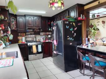 Se vende amplia casa con uso de suelo mixto en San Rafael Escazú 25-327