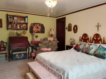 Se vende amplia casa con uso de suelo mixto en San Rafael Escazú 25-327