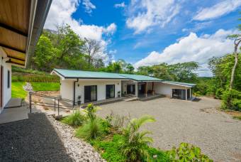 Casa moderna  casa de invitados en terreno de 1.5 ha